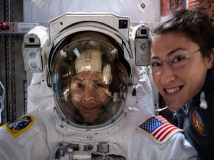 First spacewalk by two women only Christina koch and Astro Jessica meir watch video | वीडियो: अंतरिक्ष में रचा गया इतिहास, पहली बार केवल महिलाओं ने किया स्पेसवॉक
