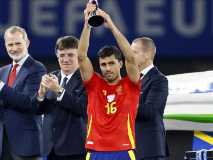 EURO 2024 Final Spain vs England Highlights Spain’s Rodri named best player of the tournament beating England 2-1 see video | EURO 2024 Final Spain vs England Highlights: जर्मनी को पीछे छोड़ते हुए चौथी बार चैंपियन स्पेन, टूर्नामेंट के सर्वश्रेष्ठ खिलाड़ी रोड्री, यहां देखें किस खिलाड़ी को कौन सा पुरस्कार मिला... EURO 2024 Final Spain vs England Highlights Spain’s Rodri named best player of the tournament beating England 2-1 see video | EURO 2024 Final Spain vs England Highlights: जर्मनी को पीछे छोड़ते हुए चौथी बार चैंपियन स्पेन, टूर्नामेंट के सर्वश्रेष्ठ खिलाड़ी रोड्री, यहां देखें किस खिलाड़ी को कौन सा पुरस्कार मिला...