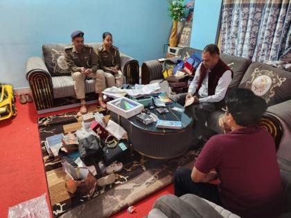 Special Vigilance Unit raids the premises of Nalanda District Transport Officer Anil Kumar Das, revealing immense wealth | Bihar: नालंदा के जिला परिवहन अधिकारी अनिल कुमार दास के ठीकानों पर स्पेशल विजिलेंस यूनिट ने की छापेमारी, अकूत संपत्ति का खुलासा Special Vigilance Unit raids the premises of Nalanda District Transport Officer Anil Kumar Das, revealing immense wealth | Bihar: नालंदा के जिला परिवहन अधिकारी अनिल कुमार दास के ठीकानों पर स्पेशल विजिलेंस यूनिट ने की छापेमारी, अकूत संपत्ति का खुलासा