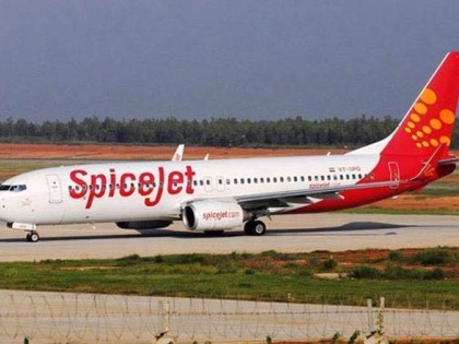 Spicejet emergency landing in Nagpur, flight was boarded from bangalore to delhi | इमरजेंसी लैंडिंग के बाद 12 घंटे नागपुर में अटके यात्री, बेंगलुरू से दिल्ली जा रही थी स्पाइसजेट की फ्लाइट