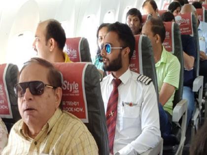 Spice Jet flight got delayed due to one passenger, Pilot lied to passenger citing traffic congestation | मुंबई: एक यात्री के लिए रुकी रही स्पाइस जेट की फ्लाइट, पायलट यात्रियों से बोलता रहा है झूठ- ट्रैफिक क्लियर नहीं है