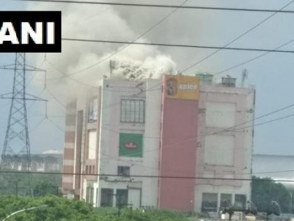 Fire breaks out in Noida Sector 25A Spice Mall. Firefighting operations underway | नोएडा के सेक्टर 25A स्थित स्पाइस माल में लगी आग, बचाव में लगे दमकल कर्मी