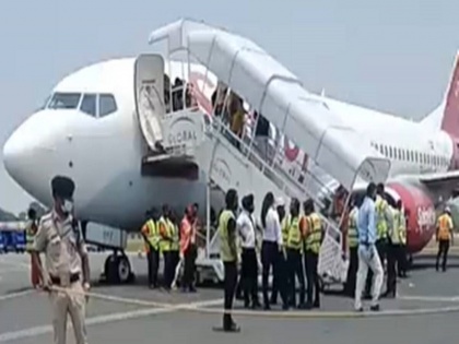 Video of spark emanating from Patna SpiceJet aircraft surfaced, emergency landing later | पटना: स्पाइसजेट विमान से निकली चिंगारी का वीडियो आया सामने, बाद में हुई इमरजेंसी लैंडिंग