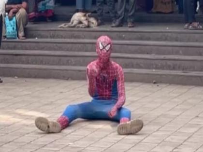 Viral Video: Spiderman who saves the world was seen begging on the streets of Mumbai, became the new competitor of beggars | Viral Video: मुंबई की सड़कों पर भीख मांगता दिखा दुनिया को बचाने वाला स्पाइडरमैन, भिखारियों का बना नया कंपटीटर Viral Video: Spiderman who saves the world was seen begging on the streets of Mumbai, became the new competitor of beggars | Viral Video: मुंबई की सड़कों पर भीख मांगता दिखा दुनिया को बचाने वाला स्पाइडरमैन, भिखारियों का बना नया कंपटीटर