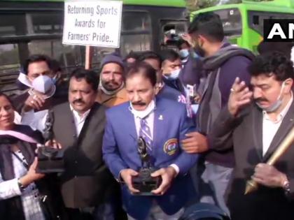 30 sportspersons towards Rashtrapati Bhavan to return awards to President protest against new farm laws. | किसानों के समर्थन में अवार्ड लौटाने पर राष्ट्रपति भवन पहुंचे ये 30 खिलाड़ी, पुलिस ने रोका 30 sportspersons towards Rashtrapati Bhavan to return awards to President protest against new farm laws. | किसानों के समर्थन में अवार्ड लौटाने पर राष्ट्रपति भवन पहुंचे ये 30 खिलाड़ी, पुलिस ने रोका
