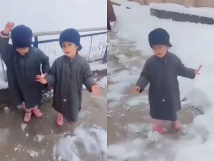 Viral Video Mummy we are enjoying the snow actually this is Kashmir 2 girl child said | Viral Video: "मम्मी बर्फ में मजा आ रहा है, बर्फ हमारी और कश्मीर की रौनक बढ़ाती है", 2 बच्चियों ने बताई वादियों की खूबसूरती