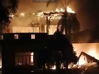 Sri Lanka crisis Rajapaksa family's ancestral home set on fire watch video Attack on houses of many MPs | Sri Lanka Crisis: राजपक्षे परिवार के पुश्तैनी घर में प्रदर्शनकारियों ने आग लगाई, भीड़ से घिरे सांसद ने खुद को मारी गोली, कई सांसदों के घरों पर हमला