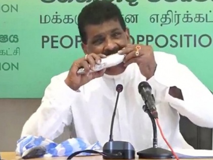 Video: Sri Lankan lawmaker eats raw fish to promote sales hit by coronavirus | Video: श्रीलंका के पूर्व मंत्री ने प्रेस कॉफ्रेंस में खाई कच्ची मछली, बोले- इससे कोरोना वायरस संक्रमण नहीं होगा