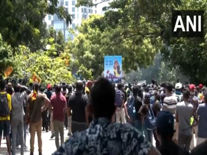 Sri Lanka's national channel broadcast stopped after Protesters captured | श्रीलंका के राष्ट्रीय चैनल पर प्रदर्शनकारियों ने किया कब्जा, रोका गया प्रसारण, कोलंबो में अमेरिकी दूतावास ने बंद की सेवाएं
