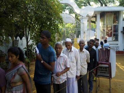 Sri lanka election Firing on buses carrying Muslim voters | श्रीलंका चुनाव: मुस्लिम मतदाताओं को ले जा रही बसों पर गोलीबारी और पथराव, दो गाड़ियों को बनाया गया निशाना