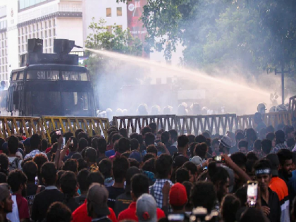Protesters Raid President's Home, Sri Lankan Evacuated Earlier | श्रीलंकाई राष्ट्रपति के इस्तीफे की मांग को लेकर हुआ विरोध, प्रर्दशनकारियों ने किया घर का घेराव, घर छोड़कर भागे राजपक्षे गोटबाया: रिपोर्ट