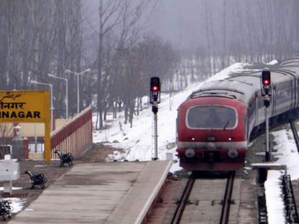 Jammu and Kashmir: Rail services restored in Kashmir after three months, mini buses also appeared on roads in the valley | जम्मू-कश्मीर: तीन महीने बाद कश्मीर में रेल सेवाएं बहाल, घाटी में सड़कों पर मिनी बसें भी आईं नजर