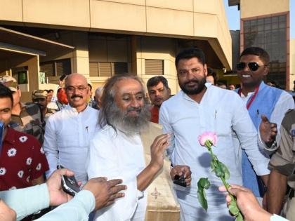 Sri Sri Ravi Shankar Visit to Patna Bihar The Art of Living Doesn't religion mean wearing dhoti shaving head Religion means knowledge | Sri Sri Ravi Shankar Visit to Patna: धर्म का मतलब धोती पहनना और मुंडन करना नहीं?, श्रीश्री रवि शंकर ने कहा-धर्म का मतलब ज्ञान