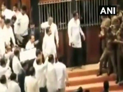 Srilanka Parliament adjourned till monday for political crisis | श्रीलंकाई संसद में भीषण हंगामे से गतिरोध जारी, सियासी संकट के बीच सोमवार तक स्थगित