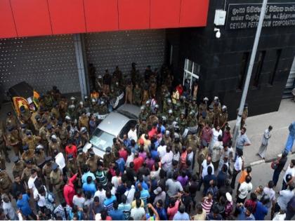 Sri Lanka crisis worsens as minister guard opens fire and one killed an two injured | श्रीलंका में गहराया राजनीतिक संकट, मंत्री के गार्ड ने नए PM के समर्थकों पर की फायरिंग, एक की मौत और दो घायल Sri Lanka crisis worsens as minister guard opens fire and one killed an two injured | श्रीलंका में गहराया राजनीतिक संकट, मंत्री के गार्ड ने नए PM के समर्थकों पर की फायरिंग, एक की मौत और दो घायल