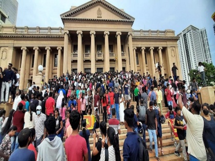 Sri Lanka: Protesters occupied the old parliament, public making videos, taking selfies | श्रीलंका: प्रदर्शनकारियों ने किया पुरानी संसद पर कब्जा, जनता बना रही वीडियो, ले रही सेल्फी