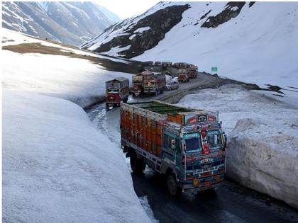 Srinagar leh highway will be opened march end | जम्मू-कश्मीरः इस महीने के आखिरी तक गुलजार हो जाएगा लेह राजमार्ग Srinagar leh highway will be opened march end | जम्मू-कश्मीरः इस महीने के आखिरी तक गुलजार हो जाएगा लेह राजमार्ग