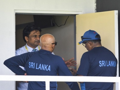 ball tampering row sri lanka delayed play in st lucia test against west indies day three of second match | बॉल टैम्परिंग विवाद पर जबर्दस्त ड्रामा, वेस्टइंडीज के खिलाफ दो घंटे देर से मैदान पर उतरी श्रीलंकाई टीम