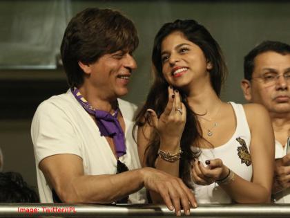 IPL 2018: Shah Rukh Khan support KKR with daughter Suhana Khan at Eden Garden Kolkata | IPL 2018: बैंगलोर के खिलाफ KKR को इस अंदाज में सपोर्ट करते दिखे शाहरुख, वीडियो वायरल