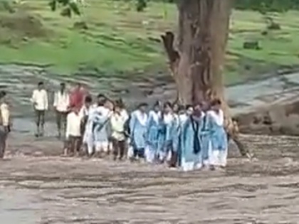 video children in MP are crossing the raging river to go to school risking their lives | मध्य प्रदेश में उफनती नदी को पार कर स्कूल जाने को मजबूर 12 गांव के बच्चे, वीडियो हुआ वायरल