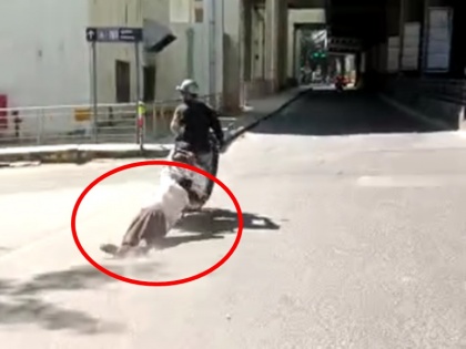 A scooter rider dragged a middl aged man for 1 km in Bengaluru people stopped vehicle video surfaced | अधेड़ शख्स को बेंगलुरु में 1 किमी तक घसीटता रहा स्कूटर सवार, लोगों के विरोध के बाद रोकी गाड़ी, वीडियो आया सामने