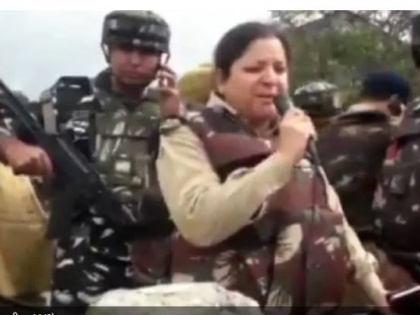 Jammu and Kashmir: SSP Anita Sharma gives last warning to terrorists before encounter, watch video | जम्मू कश्मीरः एसएसपी अनीता शर्मा ने एनकाउंटर से पहले आतंकियों को दी थी आखिरी चेतावनी, देखिए वीडियो
