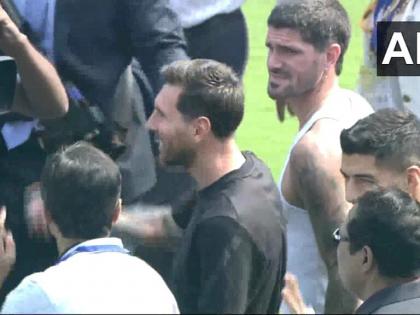 watch Shahrukh Khan meet Argentina footballer Lionel Messi Messi-Messi Kolkata thousands fans gathered midnight despite December cold video West Bengal | कोलकाता में मेस्सी-मेस्सी?, शाहरुख खान मिलने पहुंचे, आधी रात को दिसंबर की सर्दी के फैंस सैलाब, देखिए वीडियो watch Shahrukh Khan meet Argentina footballer Lionel Messi Messi-Messi Kolkata thousands fans gathered midnight despite December cold video West Bengal | कोलकाता में मेस्सी-मेस्सी?, शाहरुख खान मिलने पहुंचे, आधी रात को दिसंबर की सर्दी के फैंस सैलाब, देखिए वीडियो