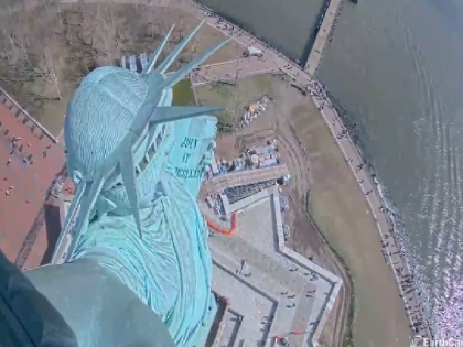 Watch Statue of Liberty started shaking due to earthquake in New York dangerous video goes viral | Watch: न्यूयॉर्क में भूकंप से हिलने लगी स्टैचू ऑफ लिबर्टी, लोगों ने दांतों तले दबा ली उगली, खतरनाक वीडियो वायरल