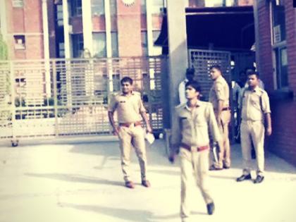 Over 30 students fall ill after eating meal at Noida school police have registered an FIR against the school management | नोएडा के एक स्कूल में खाना खाने से 30 छात्र बीमार, स्कूल प्रशासन पर केस दर्ज Over 30 students fall ill after eating meal at Noida school police have registered an FIR against the school management | नोएडा के एक स्कूल में खाना खाने से 30 छात्र बीमार, स्कूल प्रशासन पर केस दर्ज