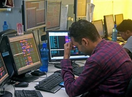 Stock Market Today: सेंसेक्स 380 अंक फिसला, निफ्टी 26077 पर लुढ़का, घरेलू शेयर बाजार में गिरावट