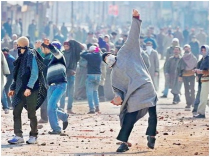 Jammu and Kashmir Stone pelting took place outside a mosque after Eid prayers, people pelted stones at security forces | जम्मू-कश्मीर: ईद के मौके पर नमाज के बाद एक मस्जिद के बाहर हुई पत्थरबाजी, लोगों ने सुरक्षाबलों पर फेंके पत्थर