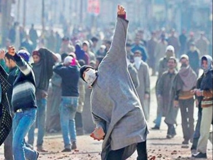 Protesters pelt stones in Pulwama district of Jammu and Kashmir, one person injured | जम्मू-कश्मीर के पुलवामा जिले में प्रदर्शनकारियों ने किया पथराव, एक व्यक्ति घायल
