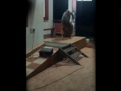 video viral rabies awareness play was being staged when stray dog ​​suddenly arrived and Bites actor in kerala | VIDEO: रेबीज अवेयरनेस का चल रहा था नाटक, अचानक पहुंचे आवारा कुत्ते ने कलाकार को काटा