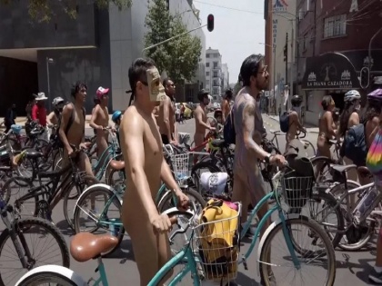 Naked cyclist ride in Mexico demands street safety | Street Safety: स्ट्रीट सेफ्टी की मांग को लेकर मैक्सिको में साइकिल चालकों ने किया नग्न प्रदर्शन