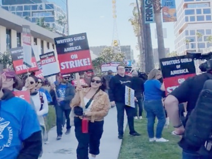 Writers strike in Hollywood demanding better pay late night TV shows stalled | वीडियोः हॉलीवुड में लेखकों की हड़ताल, देर रात के टीवी शो हुए ठप, तख्तियों के साथ की नारेबाजी, जानें मामला