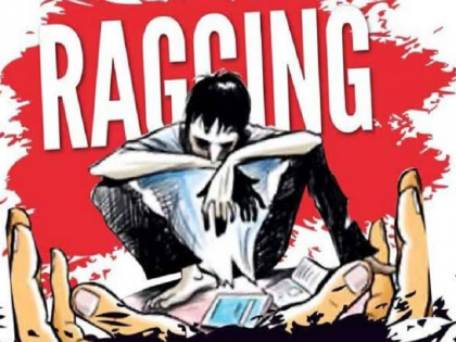 Jalgaon college 20 students Ragging stripped bare | रात को 2 बजे निर्वस्त्र कर 28 छात्रों का किया गया सामूहिक रैगिंग, जानें पूरा मामला