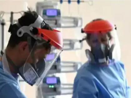 woman falls at doctors feet desperation in up district hit by dengue firozabad up | अपने बच्चे को बचाने के लिए डॉक्टर के पैरों में गिरी मां, डेंगू से बदतर होते जा रहे है यूपी के हालात