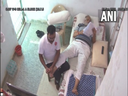 Kejriwal minister Satyendar Jain giving massage in jail video surface BJP attacked AAP | जेल में मसाज कराते केजरीवाल के मंत्री सत्येंद्र जैन का वीडियो आया सामने, भाजपा ने शेयर कर पूछा- क्या ठग सुकेश से इसके लिए ही वसूली की थी?