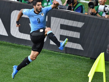 uruguay beat saudi arabia, qualify in round of 16 of Fifa world cup | FIFA: सुआरेज ने अपने 100वें मैच में किया गोल, सऊदी अरब को मात देकर अंतिम 16 में उरुग्वे