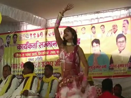 UP: Obscene dance in Subhaspa's program in front of OP Rajbhar, Rajbhar was also engrossed in the dance of girls, watch video | यूपी: ओपी राजभर के सामने सुभासपा के कार्यक्रम में हुआ अश्लील डांस, राजभर भी मगन थे बालाओं के डांस से, देखिये वीडियो