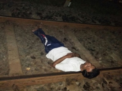 MP Indore man want to suicide on railway track due to atal bihari vajpayee death | अटल बिहारी वाजपेयी के मौत से दुखी शख्स ने की आत्महत्या की कोशिश, रेलवे ट्रैक पर लेटा रहा दो घंटे