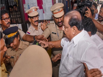 In the Monson Mavunkal fraud case, Kerala Pradesh Congress Committee chief K. Sudhakaran released after arrest | मोनसन मावुंकल धोखाधड़ी मामले में केरल प्रदेश कांग्रेस कमेटी के प्रमुख के. सुधाकरन गिरफ्तार, अग्रिम जमानत के चलते मिली बेल