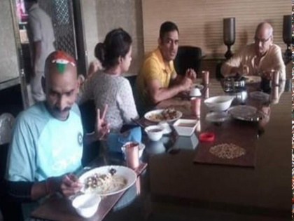 MS Dhoni invites Sachin bigest Fan Sudhir Gautam for lunch, Pics viral on Social Media | सचिन के सबसे बड़े फैन को धोनी ने अपने घर पर दी दावत, Photos सोशल मीडिया पर वायरल