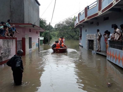 Rain water filled in lower township of Shajapur district of Madhya Pradesh, Rescue by helicopter in Chidwara | मध्य प्रदेश के शाजापुर जिले के निचली बस्ती में भरा बारिश का पानी, छिदवाड़ा में हेलीकॉप्टर से किया गया रेस्क्यू, देखें वीडियो