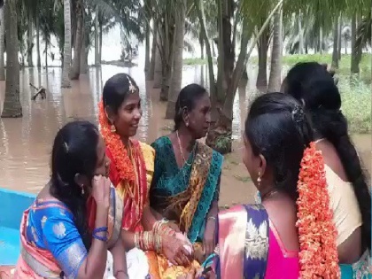 Amid Heavy rains,Andhra Pradesh bride takes a boat ride for wedding, Watch video | आंध्र प्रदेश में भारी बारिश से बाढ़ जैसे हालात, नाव में सवार होकर दूल्हे के घर पहुंची दुल्हन, देखें वीडियो