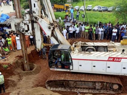 Wilson, three years old, passed 72 hours, trapped in 88 feet deep, people praying for salutations | तीन साल का विल्सन, 72 घंटे बीत गए, 88 फुट की गहरायी में फंसा, लोग मांग रहे सलामती की दुआ Wilson, three years old, passed 72 hours, trapped in 88 feet deep, people praying for salutations | तीन साल का विल्सन, 72 घंटे बीत गए, 88 फुट की गहरायी में फंसा, लोग मांग रहे सलामती की दुआ