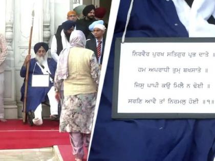 Sukhbir Singh Badal Golden Temple Plaque Around His Neck Punishment Akali Dal leaders begin penance ‘mistakes’ see video | Sukhbir Singh Badal Golden Temple: एक हाथ में भाला थामे, नीली वर्दी पहन सुखबीर सिंह बादल बने स्वर्ण मंदिर के 'सेवादार', देखें वीडियो Sukhbir Singh Badal Golden Temple Plaque Around His Neck Punishment Akali Dal leaders begin penance ‘mistakes’ see video | Sukhbir Singh Badal Golden Temple: एक हाथ में भाला थामे, नीली वर्दी पहन सुखबीर सिंह बादल बने स्वर्ण मंदिर के 'सेवादार', देखें वीडियो