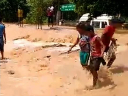 On reaching the danger level, two gates of Sukhna lake were opened, water filled in low lying areas | जलस्तर खतरे के निशान पर पहुंचने पर सुखना झील के दो फाटक खोले गए, निचले इलाकों में भरा पानी On reaching the danger level, two gates of Sukhna lake were opened, water filled in low lying areas | जलस्तर खतरे के निशान पर पहुंचने पर सुखना झील के दो फाटक खोले गए, निचले इलाकों में भरा पानी