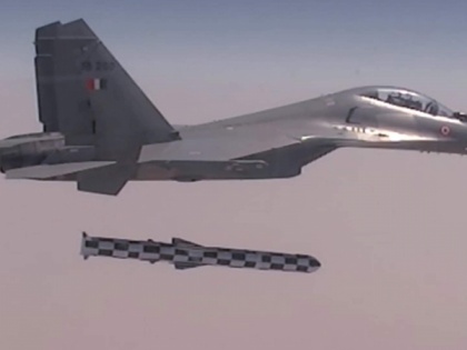 Indian air force successfully fires Brahmos missile from sukhoi-30 | वायुसेना ने ब्रह्मोस मिसाइल के हवा से सतह पर मार करने वाले संस्करण का सफल परीक्षण किया