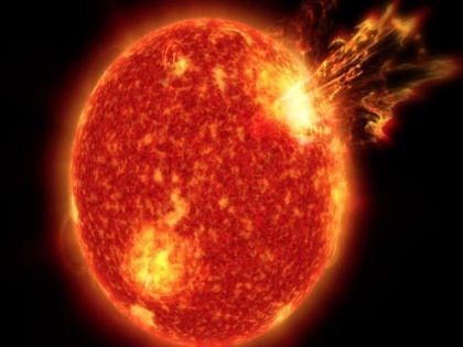 Fear of another solar storm explosion in sunspot 3 times wider than Earth nasa | एक और सौर तूफान के आने की आशंका बढ़ी, पृथ्वी से 3 गुना चौड़े सनस्पॉट में हुआ विस्फोट